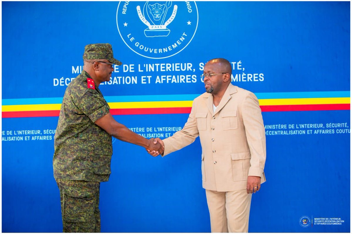 OlivierDomyBey1's tweet photo. 🇨🇩🟥#RDC 🇨🇩 | Ituri : le gouverneur militaire, Général-Major Gaby Kasongo reçoit les orientations du Gouvernement avant sa prise de fonctions

Après sa nomination par le Président de la République, Félix-Antoine Tshisekedi Tshilombo, le Général-Major Gaby Kasongo Mulumba Batoka poursuit les consultations d’usage avant son entrée en fonctions à la tête de la province de l’Ituri.

Ce mardi à Kinshasa, le nouveau Gouverneur militaire a été reçu par le Vice-Premier Ministre en charge de l’Intérieur, de la Sécurité, de la Décentralisation et des Affaires coutumières, Jacquemain Shabani Lukoo Bihango, dans le cadre d’une séance de travail consacrée aux priorités de sa mission.

Officier supérieur reconnu pour sa rigueur, son sens du devoir et son expérience du terrain, le Général-Major Gaby Kasongo a reçu des orientations stratégiques portant sur la gestion administrative, sécuritaire et opérationnelle de la province.

À la tête d’une province confrontée depuis plusieurs années à de sérieux défis sécuritaires, le nouveau Gouverneur militaire aura notamment pour mission de renforcer l’autorité de l’État, d’améliorer la coordination des forces de défense et de sécurité, et de contribuer au retour durable de la paix au bénéfice des populations de l’Ituri.

Cette rencontre marque une étape importante avant sa prise effective de fonctions et témoigne de la confiance placée en cet officier chevronné pour conduire avec fermeté et responsabilité la mission que lui a confiée le Chef de l’État.
@Presidence_RDC @PrimatureRDC 
@shabani_lukoo