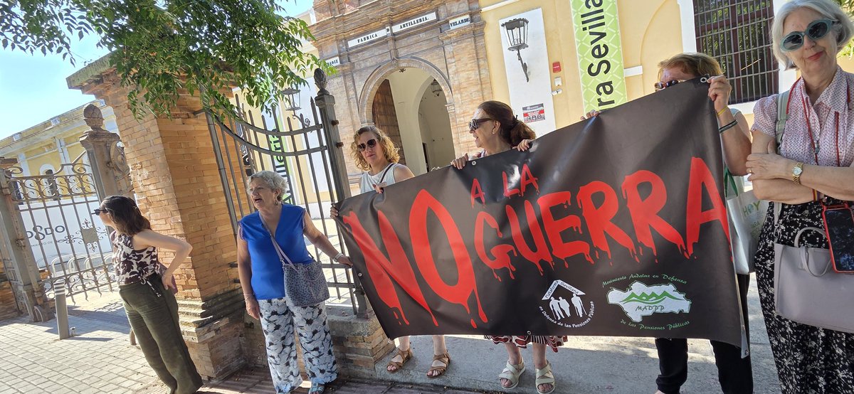 Podemos_AND's tweet photo. Protesta frente al Parque de Artillería de Sevilla contra la reunión de la industria armamentística española, organizada por el Ministerio de Defensa español y la Junta de Andalucía. Andalucía contra las armas, ni negocio con armas ni cultura de guerra. https://t.co/ji0oIA26YP