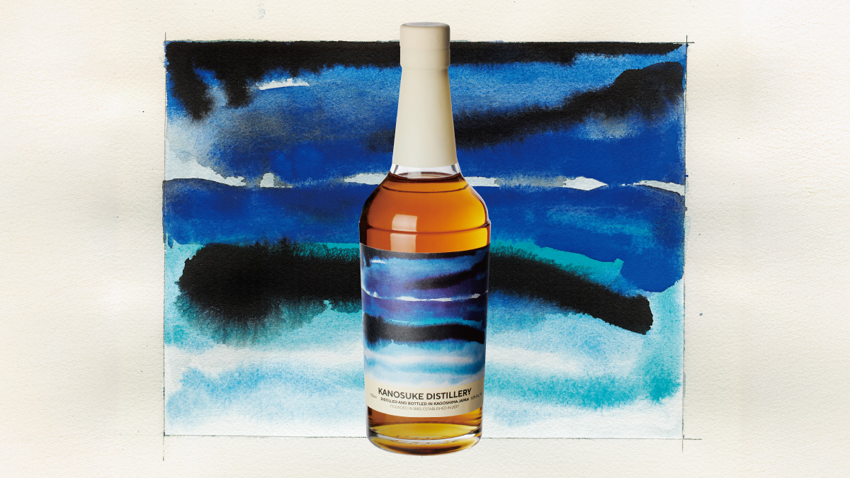 KanosukeWhisky's tweet photo. 💧【本日発売】最終作「水」の舞台裏、PRODUCT STORYも公開🖼　

五行思想に着想を得た限定シリーズの最終作「嘉之助シングルモルト Artist Edition #005」を本日より発売いたします。

あわせて、開発の舞台裏を紹介するPRODUCT STORYも本日公開しました。
「ミズナラとピートに宿る、『水』の生命」
https://t.co/3xaTXA7TTI　

最終作のテーマは、生命を象徴する「水」。
希少な3種のミズナラ樽熟成原酒に、アンピート原酒とピート原酒を重ね、白檀を思わせる香り、金柑ジャムのような甘酸っぱさ、穏やかなスモーキーさが響き合う味わいに仕上げました。

ミズナラの深い響き、重なり合う香り、広がる複雑な余韻。
—冬の「水」のように静かに、しかし確かに巡る命のような奥行きある味わいを、心ゆくまでお楽しみください。

嘉之助シングルモルトArtist Edition #005
700ml／50％
16,500円（税込）
特約酒販店様限定発売
 
#KANOSUKE #嘉之助蒸溜所 #ArtistEdition　#嘉之助シングルモルト
