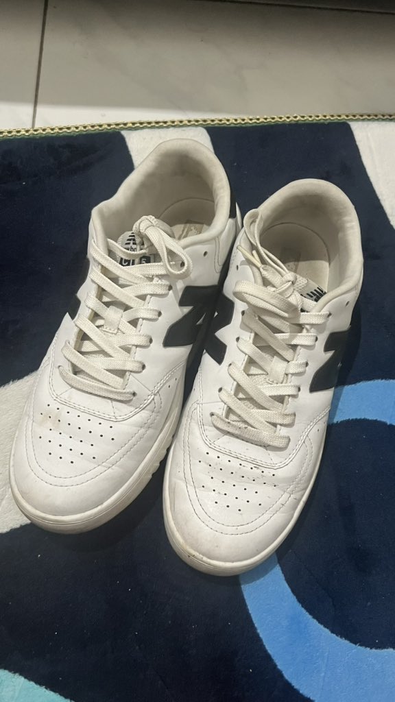 urhiddencam's tweet photo. wts sepatu nike balance ori ukuran 43, 250 negooo. 

masih in good condition minus kotor ajaa sama udah agak crack, jarang dipake ^^ 

kalau semisal cocok, nanti aku cuci dulu, dom jogjaaa <3 https://t.co/5sfI64mLfP