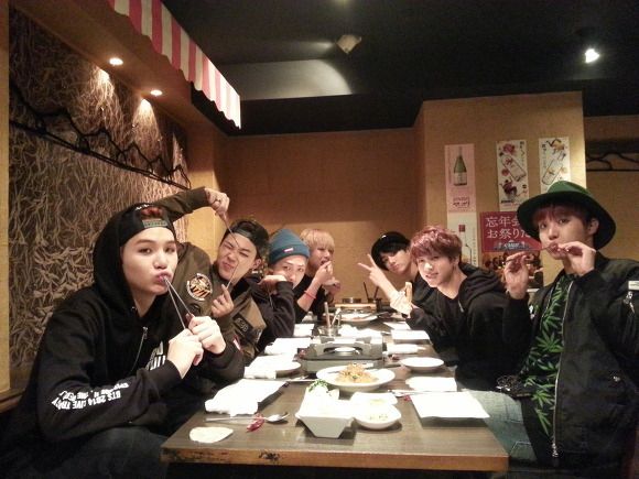 urmisope's tweet photo. A family that eats together, stays together forever ♡ https://t.co/jgEYUOFF4j