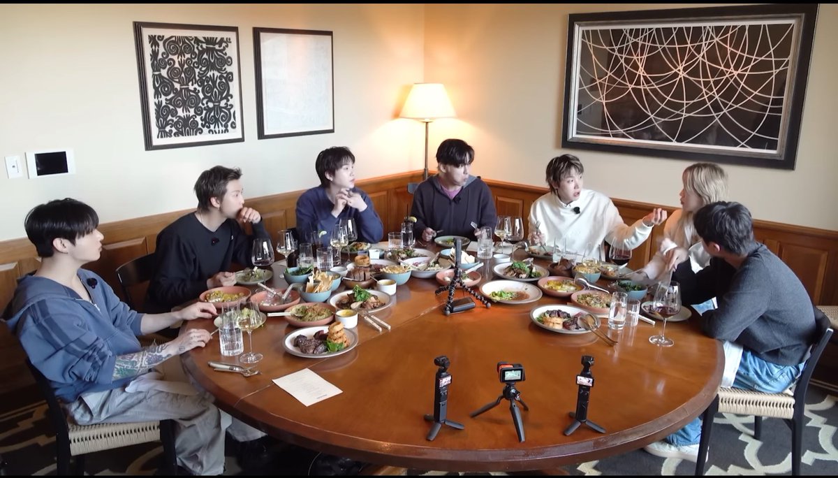 urmisope's tweet photo. A family that eats together, stays together forever ♡ https://t.co/jgEYUOFF4j