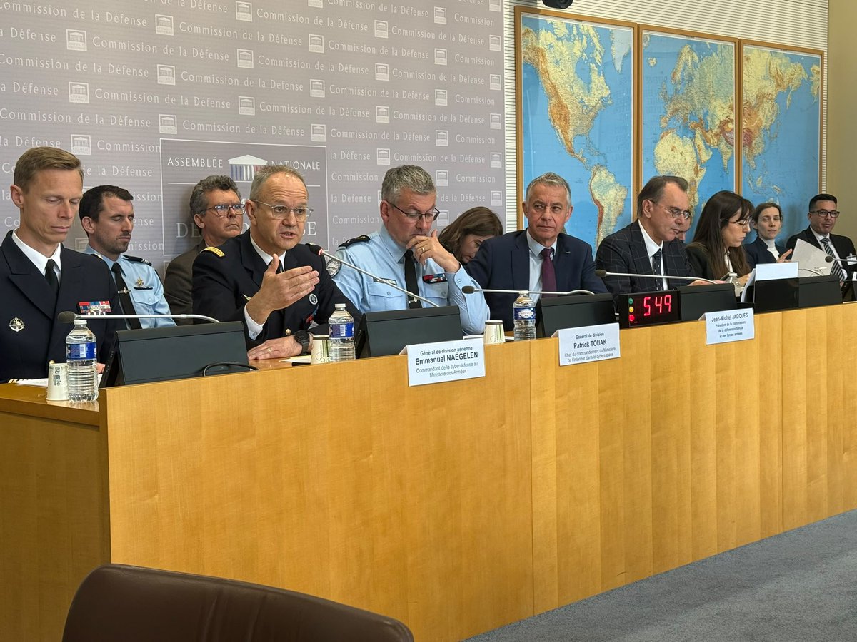 KARLOLIVE's tweet photo. 🇫🇷 Ce mercredi matin, je siège en commission de la Défense nationale et des Forces armées à l’Assemblée nationale.

Nous auditionnons le général de division aérienne Emmanuel Naëgelen, commandant de la cyberdéfense au ministère des Armées, ainsi que le général de division Patrick Touak, chef du commandement du ministère de l’Intérieur dans le cyberespace, dans le cadre de nos travaux consacrés à la guerre hybride et au continuum des conflictualités.  

Dans quelques instants, je prendrai la parole pour les interroger sur un sujet majeur : la protection des infrastructures civiles dont dépendent directement nos capacités militaires et notre résilience face aux cybermenaces.