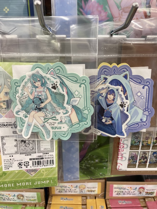animateykic's tweet photo. 【商品入荷情報】
『#VOCALOID』
・アクリルスタンド 各種
・アイマスク付きぬいぐるみキーホルダー 各種
・ステッカーセット 各種
・クリアシートコレクション
・キャラバッジコレクション
本日入荷いたしました！
ぜひぜひお買い求めくださいませ！
ご来店お待ちしておりますやん！！！ https://t.co/7bm0R86X6u