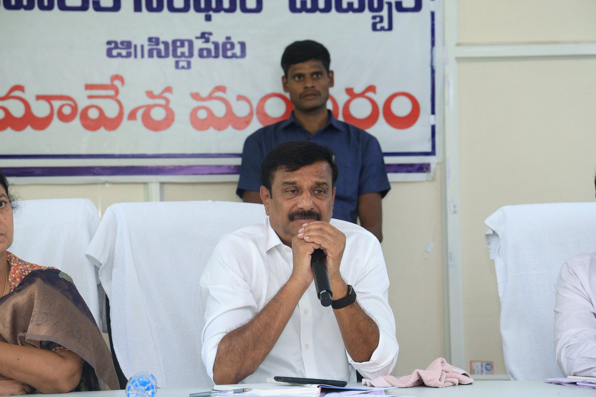 KPR_BRS's tweet photo. దుబ్బాక పట్టణాభివృద్ధిపై ఎమ్మెల్యే కొత్త ప్రభాకర్ రెడ్డి సమీక్ష..

'ప్లాస్టిక్ రహిత దుబ్బాక' లక్ష్యంగా ముందుకు సాగాలని అధికారులకు ఆదేశం !

దుబ్బాక మున్సిపల్ కార్యాలయంలో ఎమ్మెల్యే కొత్త ప్రభాకర్ రెడ్డి గారి అధ్యక్షతన పట్టణ అభివృద్ధి, ప్రజా సమస్యల పరిష్కారానికి సంబంధించిన సమీక్ష సమావేశం నిర్వహించారు. ఈ సమావేశంలో మున్సిపల్ చైర్‌పర్సన్, కమిషనర్, కౌన్సిలర్లు మరియు సంబంధిత శాఖల అధికారులు పాల్గొన్నారు.

సమావేశంలో పట్టణంలో కొనసాగుతున్న అభివృద్ధి పనుల పురోగతిని ఎమ్మెల్యే గారు సమీక్షించారు. రోడ్లు, డ్రైనేజీలు, తాగునీటి సరఫరా, వీధి దీపాల నిర్వహణకు సంబంధించిన అంశాలపై అధికారులతో విస్తృతంగా చర్చించారు. ప్రజల నుంచి అందిన వినతులు, ఫిర్యాదులను పరిశీలించి వాటి పరిష్కారానికి తక్షణ చర్యలు చేపట్టాలని సూచించారు.

అలాగే పెండింగ్‌లో ఉన్న అభివృద్ధి పనులను వేగవంతంగా పూర్తి చేసి ప్రజలకు మెరుగైన సేవలు అందించాలని అధికారులను ఆదేశించారు. పట్టణ అభివృద్ధికి అవసరమైన కొత్త ప్రతిపాదనలు, నిధుల వినియోగం, మౌలిక వసతుల కల్పనపై కూడా సమీక్ష నిర్వహించారు..

పట్టణ పరిధిలోని చెరువుల అభివృద్ధి, సుందరీకరణ పనులపై కూడా ఎమ్మెల్యే గారు సమీక్ష నిర్వహించారు. చెరువులను పరిశుభ్రంగా ఉంచడంతో పాటు ప్రజలకు ఆహ్లాదకర వాతావరణం కల్పించే విధంగా సుందరీకరణ పనులను చేపట్టాలని అధికారులను ఆదేశించారు. అలాగే వర్షాకాలంలో నీటి నిల్వలు సక్రమంగా ఉండేలా చెరువుల పరిరక్షణకు ప్రత్యేక చర్యలు తీసుకోవాలని సూచించారు.

మున్సిపల్ కార్యాలయాన్ని ఎల్లప్పుడూ పరిశుభ్రంగా, ప్రజలకు అనుకూలంగా నిర్వహించాలని, కార్యాలయానికి వచ్చే ప్రజలకు ఎలాంటి ఇబ్బందులు కలగకుండా సేవలు అందించాలని అధికారులకు సూచించారు.

దుబ్బాక మున్సిపల్ పరిధిలో సింగిల్ యూజ్ ప్లాస్టిక్ వినియోగాన్ని పూర్తిగా నిరోధించి, ప్లాస్టిక్ రహిత దుబ్బాక లక్ష్యంగా ముందుకు సాగాలని ఎమ్మెల్యే గారు అధికారులను ఆదేశించారు. ప్లాస్టిక్ వినియోగం వల్ల పర్యావరణానికి కలిగే నష్టాలపై ప్రజల్లో అవగాహన కల్పించి, పరిశుభ్రమైన మరియు హరిత దుబ్బాక నిర్మాణానికి ప్రతి ఒక్కరూ సహకరించాలని పిలుపునిచ్చారు.

ఇందిరమ్మ ఇళ్ల మంజూరు ప్రక్రియను వేగవంతం చేసి అర్హులైన లబ్ధిదారులకు తక్షణమే ఇళ్లను మంజూరు చేసేలా చర్యలు తీసుకోవాలని సంబంధిత అధికారులను ఆదేశించారు.

వర్షాకాలం నేపథ్యంలో పారిశుద్ధ్య నిర్వహణ, డ్రైనేజీల శుభ్రత, ప్రజారోగ్య పరిరక్షణకు ప్రత్యేక చర్యలు చేపట్టాలని సూచించారు. ప్రభుత్వం అమలు చేస్తున్న సంక్షేమ పథకాల పురోగతిని సమీక్షించి అర్హులైన ప్రతి లబ్ధిదారునికి పథకాల ప్రయోజనాలు అందేలా చూడాలని అధికారులను ఆదేశించారు.

మున్సిపల్ పరిధిలోని అన్ని వార్డుల సమస్యలను వార్డుల వారీగా సమీక్షించిన ఎమ్మెల్యే గారు, ప్రజలకు ఇబ్బందులు కలగకుండా తక్షణ పరిష్కార చర్యలు చేపట్టి దుబ్బాక పట్టణాన్ని మరింత అభివృద్ధి పథంలో నడిపించేందుకు సమష్టిగా కృషి చేయాలని పిలుపునిచ్చారు.