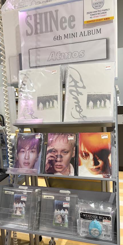 TOWER_NUchaya's tweet photo. 【#SHINee】

💖しゃいに6th Mini Album「Atmos」入荷！💖

PrIsmIc Atmos Ver.&amp;RaIn Ceremony Ver.には先着でメーカー特典フォトカードをお付けしております！
※RaIn Ceremony Ver.のMINHOさんはご予約分で品切れしております🙇‍♀️💦

しゃおるの皆様お待ちしております～！ https://t.co/qHsSJcp5VO