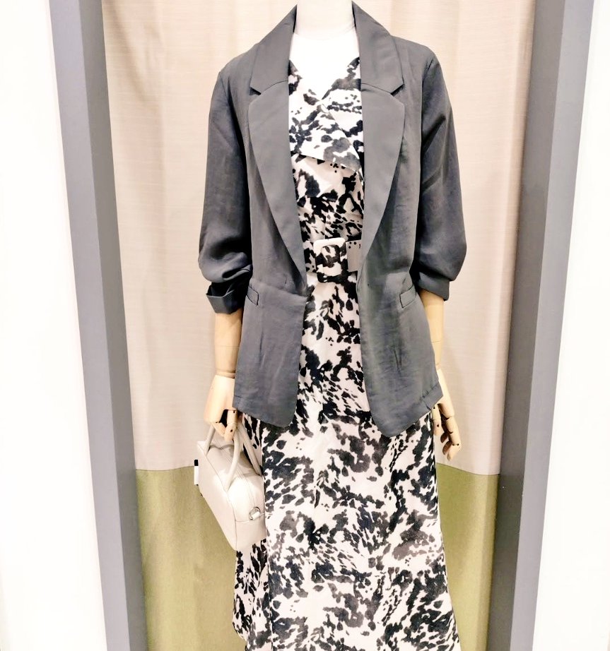 shiropoko's tweet photo. 顧客セールが始まる〜（早！）👗
調子が悪いし、たくさん買っちゃうからネットで🛒

旅行にも使えるワンピースと
カジュアルにも使えるジャケット
夏らしいベルト
…これくらいで押さえたい🙄 https://t.co/xsSsYkFRWk