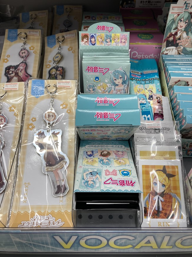 animateykic's tweet photo. 【商品入荷情報】
『#VOCALOID』
・アクリルスタンド 各種
・アイマスク付きぬいぐるみキーホルダー 各種
・ステッカーセット 各種
・クリアシートコレクション
・キャラバッジコレクション
本日入荷いたしました！
ぜひぜひお買い求めくださいませ！
ご来店お待ちしておりますやん！！！ https://t.co/7bm0R86X6u