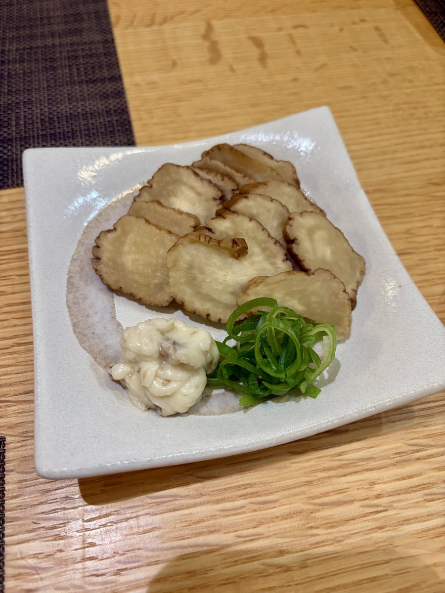 Appletaro's tweet photo. 旅の後の楽しみとして、帰宅後に自分用土産を自宅で食べるというのがある。

本当にうまいし、先日の旅を反芻することができる。

いぶりがっことチーズの組み合わせが悪魔的すぎる……！！ https://t.co/7AfHcrDQDr