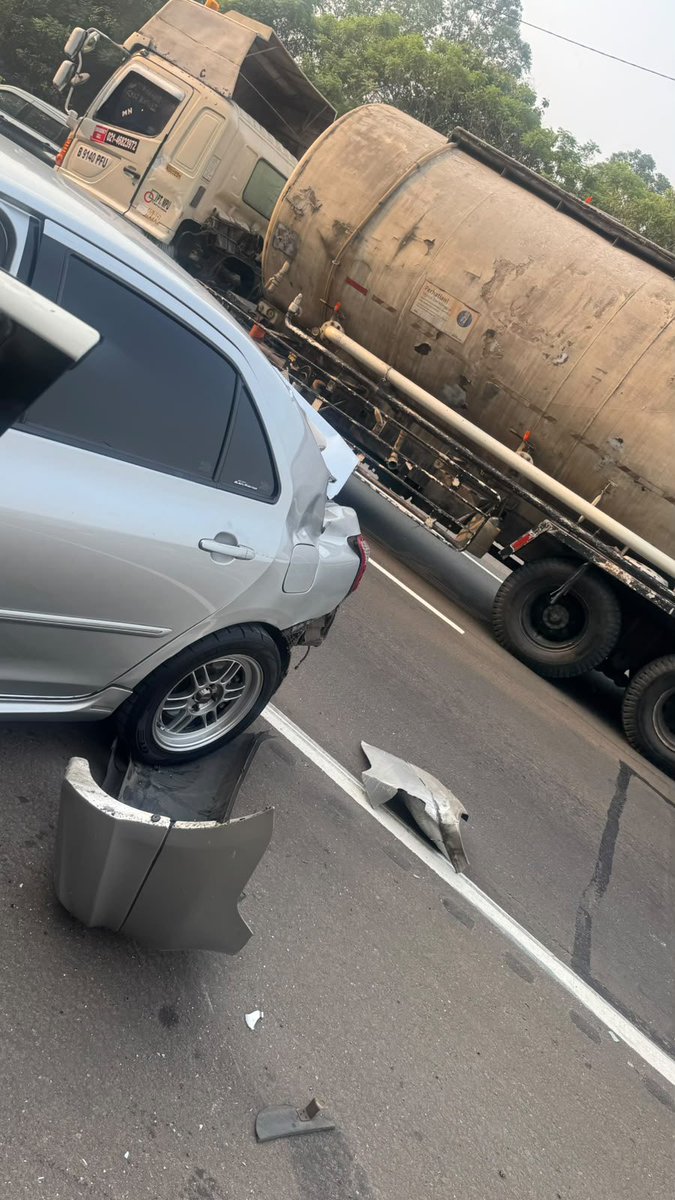 shshsjung's tweet photo. GUYS tolong bantu viralkan, temanku kecelakaan di tol Serang ditabrak oleh truk dan truknya kabur. Saat ini keluarga sedang menuju lokasi. Mohon bantuannya yang mungkin tadi melihat saat kejadian bisa info truk yang kabur tersebut. https://t.co/DltjaPi4A9