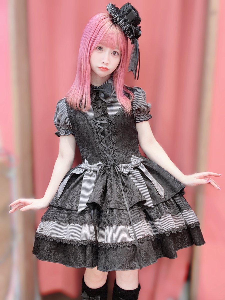 ToAlice_anya's tweet photo. ♡ToAlice池袋店♡

本日発売🖤
ゴシックな重ね着風ワンピースが入荷しました🩶
ストライプと黒バラがの生地がとってもかわいい1着です( ´,,•ω•,,`)♡
さらりと着れるワンピなので夏のお出掛けにもピッタリです♡

・ワンピース ¥15400
・ミニハット ¥2860

#ToAlice #ToAliceStaff https://t.co/eEYSAxkbDB