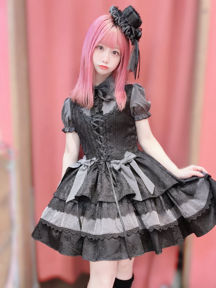 ToAlice_anya's tweet photo. ♡ToAlice池袋店♡

本日発売🖤
ゴシックな重ね着風ワンピースが入荷しました🩶
ストライプと黒バラがの生地がとってもかわいい1着です( ´,,•ω•,,`)♡
さらりと着れるワンピなので夏のお出掛けにもピッタリです♡

・ワンピース ¥15400
・ミニハット ¥2860

#ToAlice #ToAliceStaff https://t.co/eEYSAxkbDB