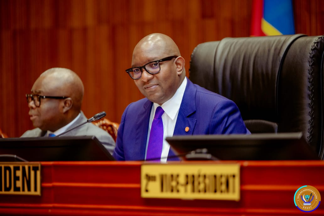 senatrdc's tweet photo. La ministre des Affaires foncières, Mme O'Neige Nsele, a été face aux sénateurs ce mardi 9 juin, pour répondre à la Question orale avec débat, initiée par le sénateur Cédric Ngindu. 
Au coeur de la Question : La remise en cause récurrente des titres fonciers, pourtant régulièrement délivrés. Paradoxe ! Aussi, l'auteur de la Question orale avec débat, a-t-il éclaté sa problématique principale en cinq points. A savoir : La responsabilité de l'Etat, la protection des détenteurs de droits, la doctrine des Conservateurs, la validation des anciens titres et la digitalisation du Cadastre en RD Congo.
Après un débat soutenu par près d'une cinquantaine de préoccupations des séanteurs, le numéro 1 des Affaires foncières a sollicité et obtenu de la plénière, un délai de 48 heures pour préparer ses réponses, aux questions subsidiaires à la préoccupation principale du Sénateur Cédric  Ngindu. C'est autour de 21heures, que les sages de la République ont quitté ce mardi,  la Salle de Conférences internationales du Palais du peuple.