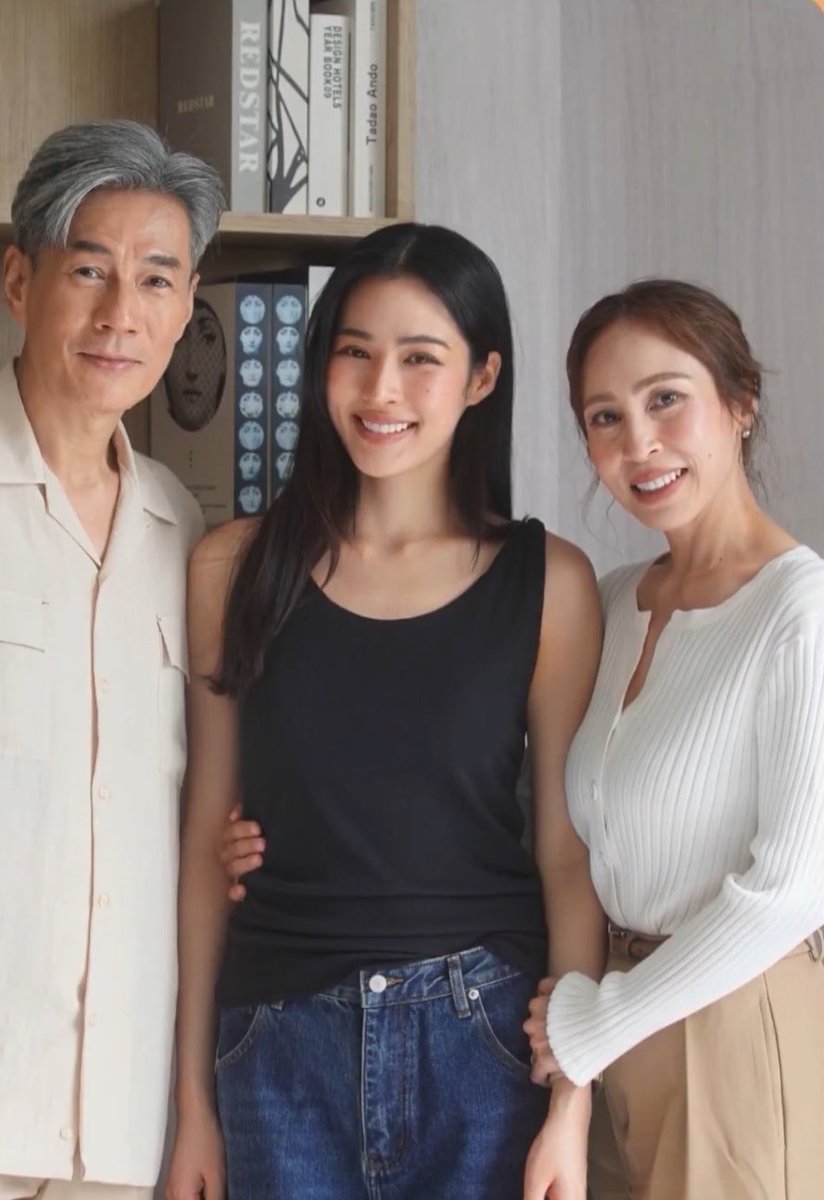 blueshitr_'s tweet photo. พี่รัญชน์แต่งงานแล้วเมียคือที่หนึ่ง น้องนีนคือครอบครัวของเขา แต่คุณแม่ยังอยากมีเบบี๋พี่รัญชน์ที่ยกให้แม่เป็นที่หนึ่งเหมือนเดิม 🥺✌🏻 https://t.co/LH7Io9NwV5