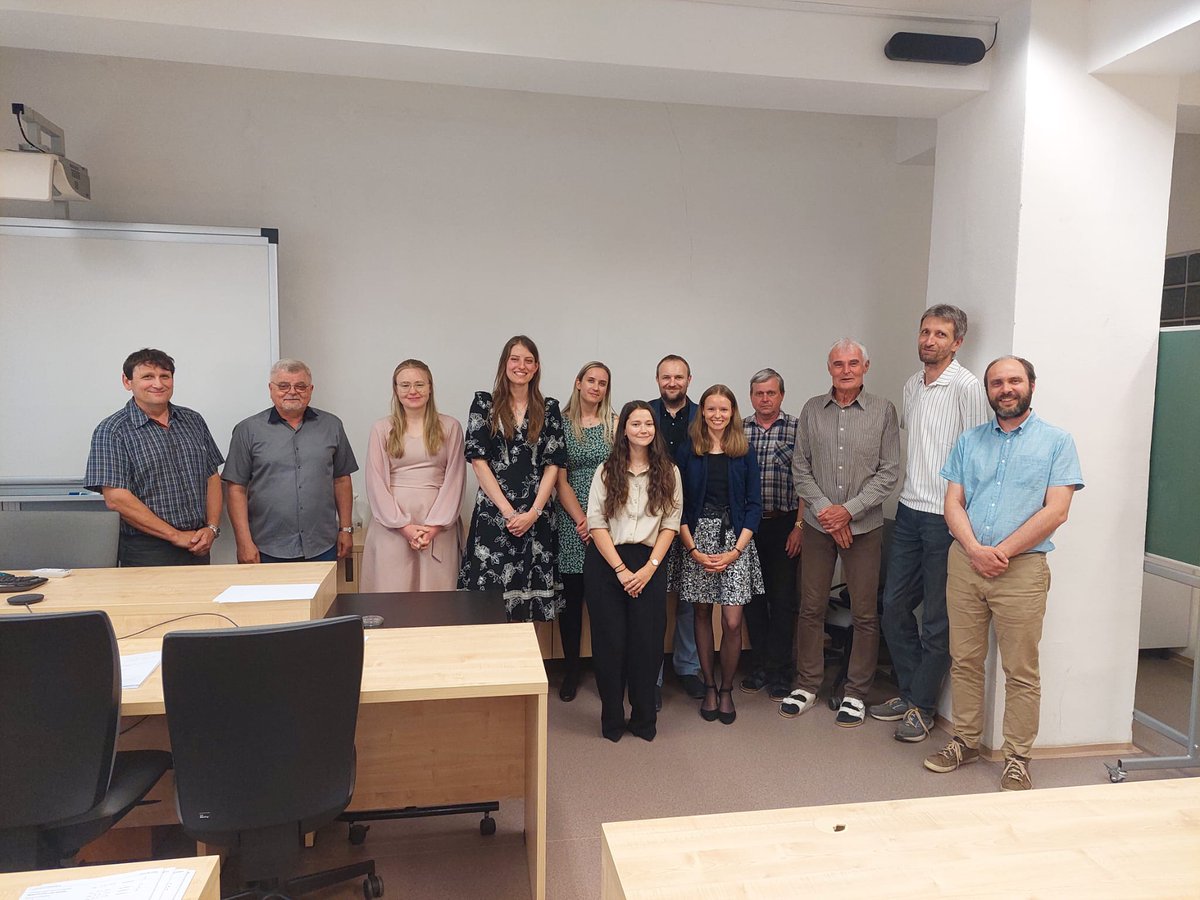 Zoo_UPOL's tweet photo. V prvním červnovém týdnu proběhly na naší katedře státní závěrečné  zkoušky a obhajoby diplomových prací studentek a studentů navazujícího  magisterského programu Zoologie. Pět studentek úspěšně završilo své  studium, přičemž čtyři z nich získaly červený diplom. Gratulujeme! https://t.co/fJEDjpANaj
