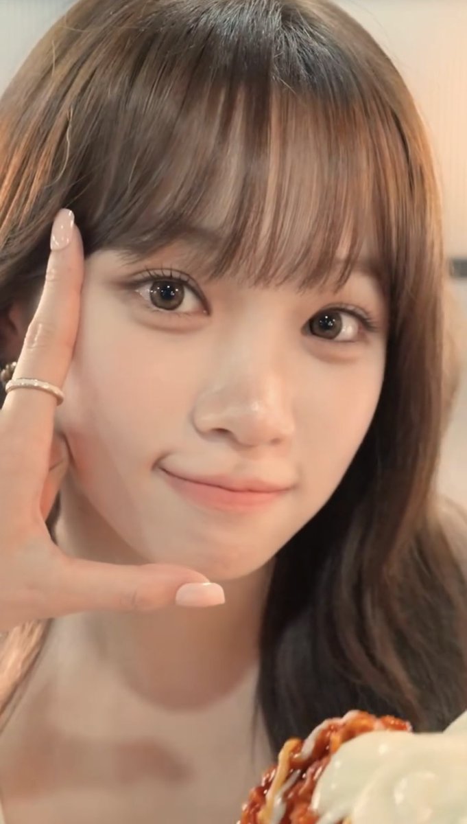 chaewon_chae1_'s tweet photo. 아ㅏㅏ 귀여워…🫣

#KIMCHAEWON #CHAEWON #김채원 https://t.co/8VIcnG9SeQ