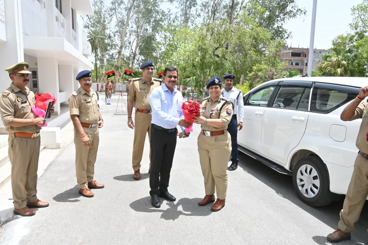 jalaunpolice's tweet photo. दिनांक 10.06.2026 को अपर पुलिस महानिदेशक, कानपुर जोन, कानपुर, महोदया श्रीमती अनुपम कुलश्रेष्ठ द्वारा जनपद जालौन के भ्रमण के दौरान सर्किट हाउस पहुंचकर गार्द सलामी ली गई। तत्पश्चात अधिकारियों के साथ बैठक कर जनपद की कानून-व्यवस्था, अपराध नियंत्रण, महिला एवं बाल सुरक्षा, जनशिकायतों के निस्तारण के संबंध में आवश्यक दिशा-निर्देश दिये गये।