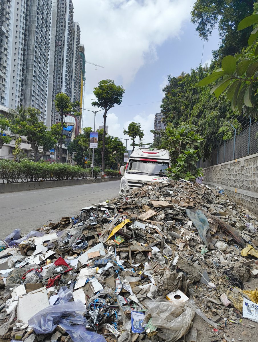 MaldeNimish's tweet photo. Illegal debris dumping rampant in Wadala. Yesterday night debris being dumped at the same spot where Mid-day reported in 2024 &amp; 25
@mybmc @CMOMaharashtra @AshwiniBhide @TawdeRitu @CPMumbaiPolice @PreetiSMenon @miloneemadiyarr @mumbaimatterz @public_pulseIN @mummirror @AAPMumbai https://t.co/nEZ4UNui60