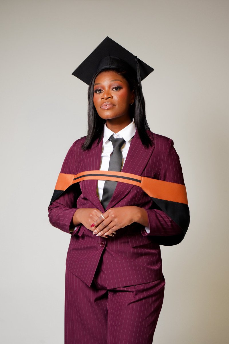 __Nonhle's tweet photo. Hey guys. Here to let you know that my baby sister is a graduate. 🥺🥺🥺🤍

Thanks https://t.co/JKscH4Jmwu