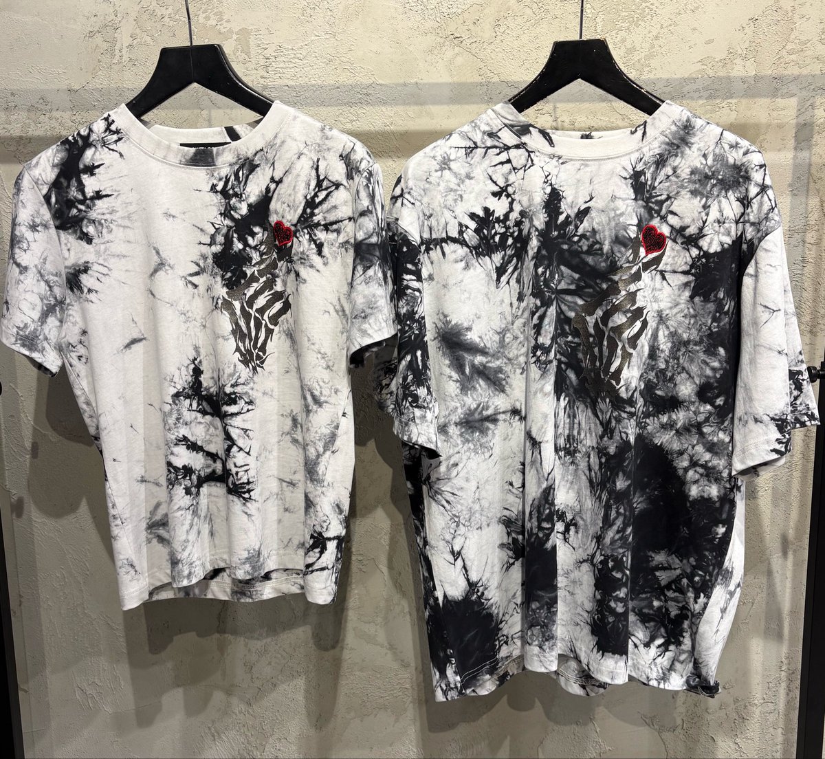 BACKSTAGEPASShr's tweet photo. .
【NEW ARRIVAL】

指ハートデザインプリントTシャツ

"FINGER HEART"
col. BLK WHTMIX D.GRAY
¥7,920-(in tax)
.
.
.
.
#サブカル #サブカル系 #サブスト #地雷系
#サブジラ https://t.co/efLx2O7vom