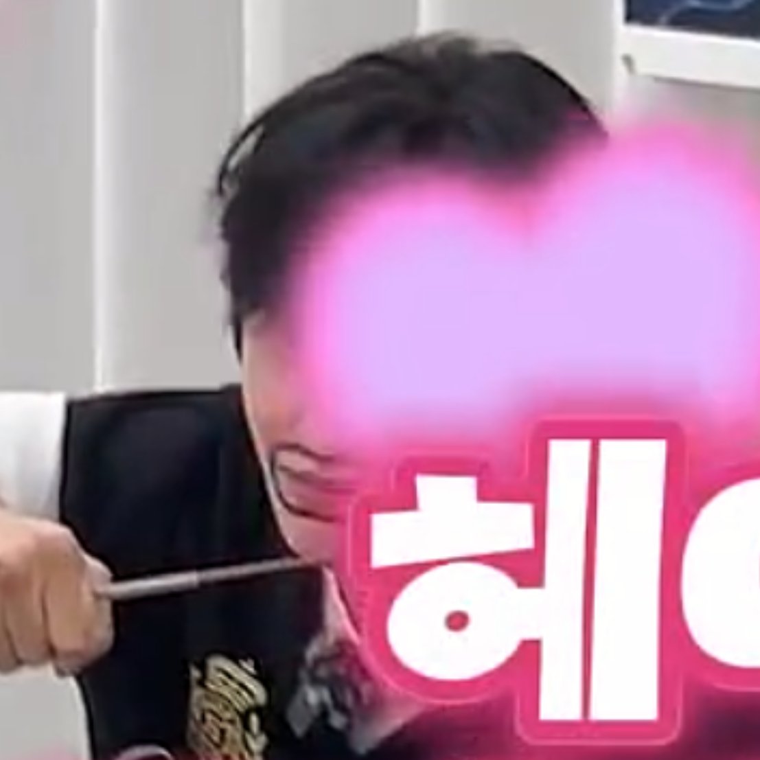 002_0302's tweet photo. 원빈이 모지리수염 꽤만족햇을거같다 https://t.co/5YOnIoWKEK