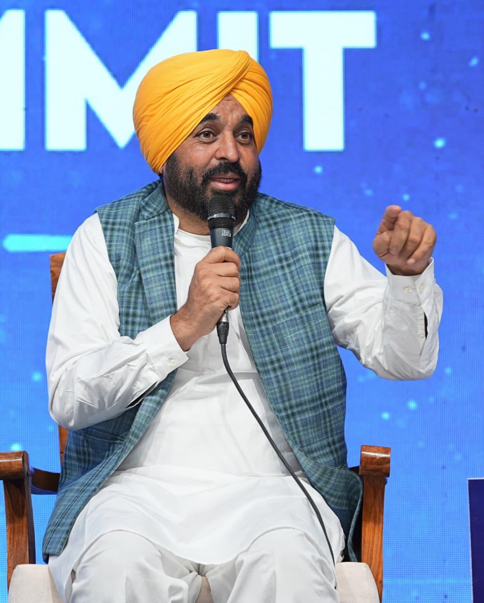 AAPPunjab's tweet photo. ਸਰਕਾਰ ਅਤੇ NGOs ਮਿਲ ਕੇ ਕਰਨਗੀਆਂ ਲੋਕ ਭਲਾਈ ਦੇ ਸੇਵਾ ਕਾਰਜ!

CM @BhagwantMann ਨੇ ਅੱਜ ਮਨੁੱਖਤਾ ਦੀ ਸੇਵਾ ਨੂੰ ਸਮਰਪਿਤ ਸੰਗਠਨ 'ਗਲੋਬਲ ਸਿੱਖਜ਼' ਵੱਲੋਂ ਕਰਵਾਏ ਗਏ 'ਪੰਜਾਬ ਸੇਵਾ ਸੰਮੇਲਨ' ਵਿੱਚ ਖ਼ਾਸ ਤੌਰ 'ਤੇ ਸ਼ਿਰਕਤ ਕੀਤੀ ਅਤੇ ਸਮਾਜ ਸੇਵੀ ਸੰਸਥਾਵਾਂ (NGOs) ਦੇ ਨੁਮਾਇੰਦਿਆਂ ਨਾਲ਼ ਵਿਚਾਰ ਸਾਂਝੇ ਕੀਤੇ। ਇੱਕ ਮਹੱਤਵਪੂਰਨ ਫ਼ੈਸਲੇ ਵਜੋਂ ਉਹਨਾਂ ਕਿਹਾ ਕਿ ਮਾਨਵਤਾ ਦੀ ਭਲਾਈ ਨੂੰ ਸਮਰਪਿਤ ਕਾਰਜਾਂ ਵਾਸਤੇ ਬਿਹਤਰ ਤਾਲਮੇਲ ਲਈ, ਸਰਕਾਰ ਅਤੇ NGOs ਦੇ ਨੁਮਾਇੰਦਿਆਂ ਦੀ ਇੱਕ ਕਮੇਟੀ ਦਾ ਗਠਨ ਕੀਤਾ ਜਾ ਰਿਹਾ ਹੈ ਜਿਸ ਰਾਹੀਂ ਨੂੰ ਸਹਾਇਤਾ ਕਾਰਜ ਹੋਰ ਪ੍ਰਭਾਵਸ਼ਾਲੀ ਬਣਾਏ ਜਾ ਸਕਣਗੇ।