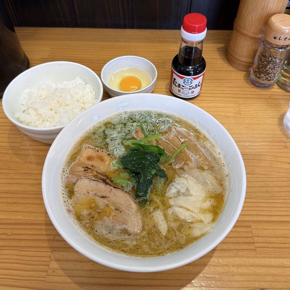 menmusubi's tweet photo. 古賀 一麺庵＠古賀市

青菜とワンタンの塩とんこつ【限定】

様々なシーン＆カタチで積み上げられてきた
”インスパイア” というアプローチは
ラーメンが多種多様に発展してきた原動力！

一麺庵で出会った人が新たな味に魅了され
いつか東京で船越を訪れるとしたら…
とても素敵な流れだな〜 (о´∀`о) https://t.co/pOqCbWwDRO