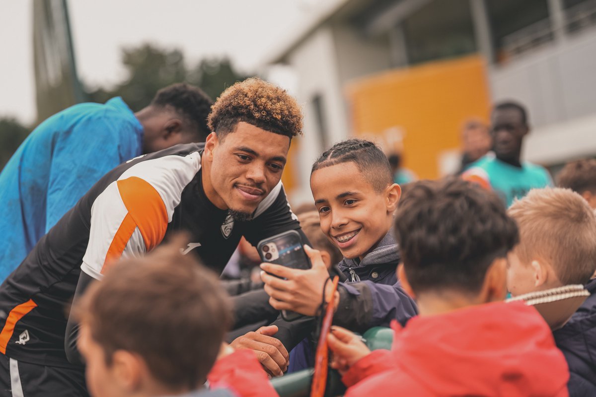 FCLorient's tweet photo. Vivre la préparation estivale de nos Merlus, c'est possible ! 😍⚽️

3⃣ jours au cœur des Merlus à travers des entraînements, des tournois, la visite de l'Espace FCL et du Moustoir...

Inscrivez-vous aux Stages Expérience FCL en juillet et en août 👉 https://t.co/mB0NySrYSn https://t.co/7TvznOvhns