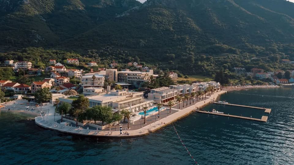 _senka's tweet photo. 💔🤬
"Premijerka Brnabić, prvo umanjivši procenjenu vrednost na 3,2 miliona, sa izvesnim crnogorskim biznismenom izvršila trampu. On njima zgradu od 1937 m2 u Majke Jevrosime, oni njemu 16.403 m2, 3 hektara i poslednjih 315 metara srpskog mora, ruka ruci."
https://t.co/gjV9EJLORT https://t.co/PMGtUnsEhK