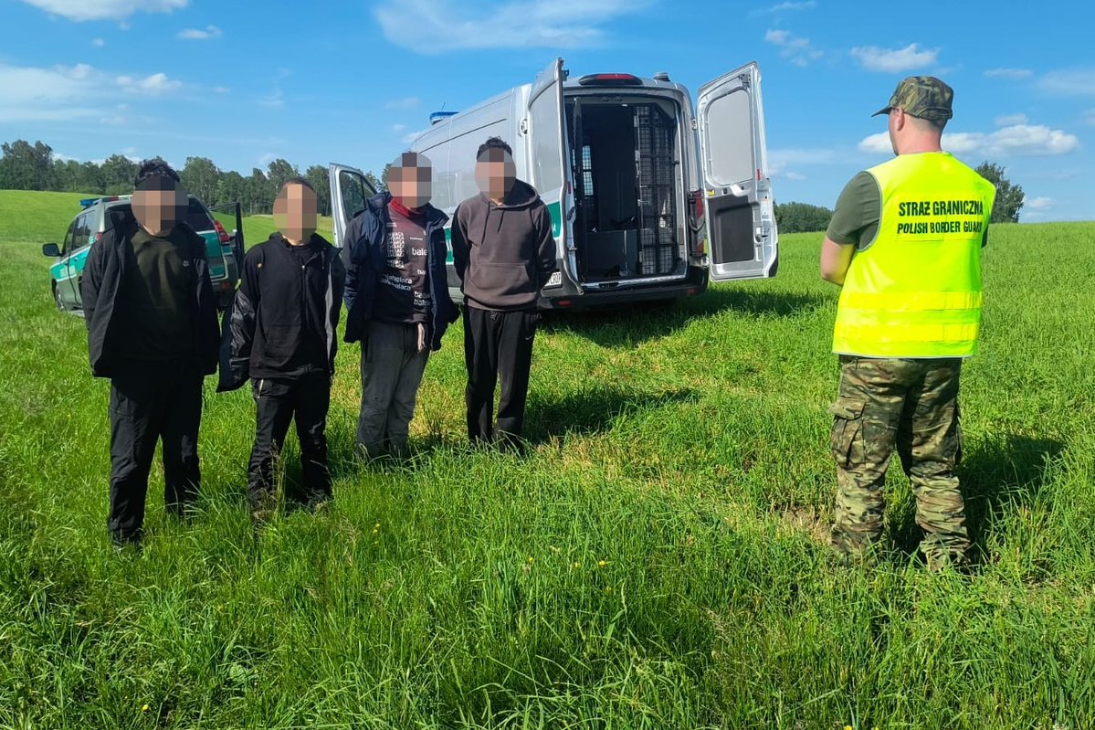 podlaski_sg's tweet photo. Pochodzącego z 🇺🇦 kuriera i 1⃣6⃣ migrantów pochodzących z Somalii, Maroka i Afganistanu zatrzymali wczoraj funkcjonariusze Straży Granicznej #PlacówkaSGwSejnach, #PlacówkaSGwRutceTartak https://t.co/ZKfTFZaGPI