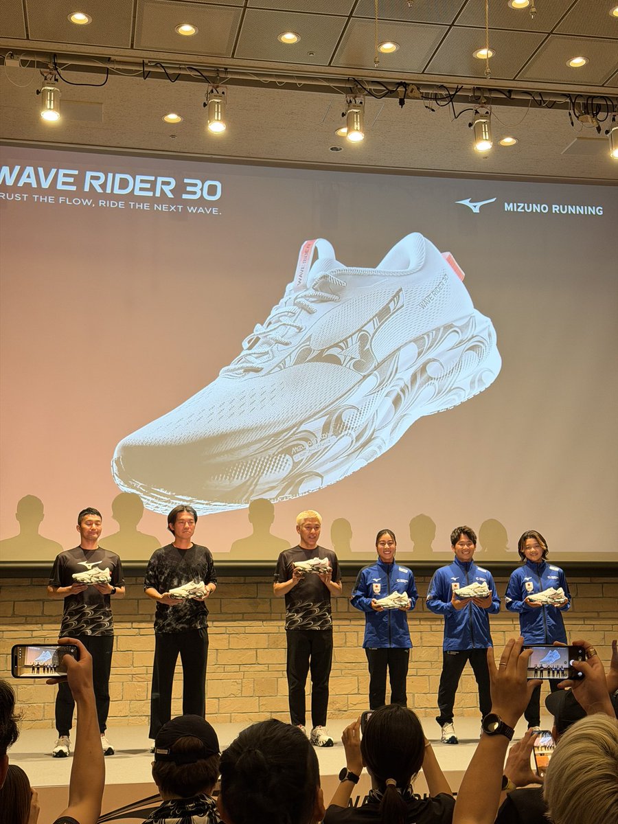 libertyRuning's tweet photo. MIZUNOのウェーブライダー30
新作発表会に鎌倉へ行ってきました！

以下レポートです！

① 厚くなったのに軽さはそのまま

今回まず驚いたのがソールの厚みです。
前足部は6mmアップ、後足部は4mmアップ。
スタックハイトは34.5mm − 42.5mm まで増加しました。

それにもかかわらず重量は前作と同じ265g。

厚底化によるクッション性向上と、ジョグシューズとしての軽快さを両立しています。

② クッション性17％アップ、反発性19％アップ

ミッドソールのトップ層はミズノエナジーネクストの超臨海発泡素材、ボトム層にはミズノエナジーネクスト

これよって、これまで以上に柔らかく弾むフィーリングを実現しています。

その結果、
・クッション性17％向上
・反発性19％向上
という大きな進化を果たしました。

足への優しさと気持ち良い柔らかさが特徴です。

③ フルレングスのウェーブプレート
今回最大の進化ポイントとも言えるのがフルレングス化されたミズノウェーブプレートです。

ウェーブプレートが前足部まで伸びることで、
・前足部の安定性向上
・ロッカー機能の向上
・スムーズな体重移動

を実現。

ただ柔らかいだけではなく、「自然に前へ転がる感覚」が非常に気持ち良いシューズになっています。

④ 底面積を広げて安定性アップ
厚底シューズで不安になるのが安定感です。

ウェーブライダー30では底面ゲージを拡大し、接地面積を広げることで安定性を確保しています。

厚底で柔らかいのに安心して着地できる。
これがウェーブライダーらしい魅力です。

このカラーと、波乗りカラーは6/16から数量限定発売です！

#プロモーション　#ミズノ　#MIZUNOWAVERIDER30