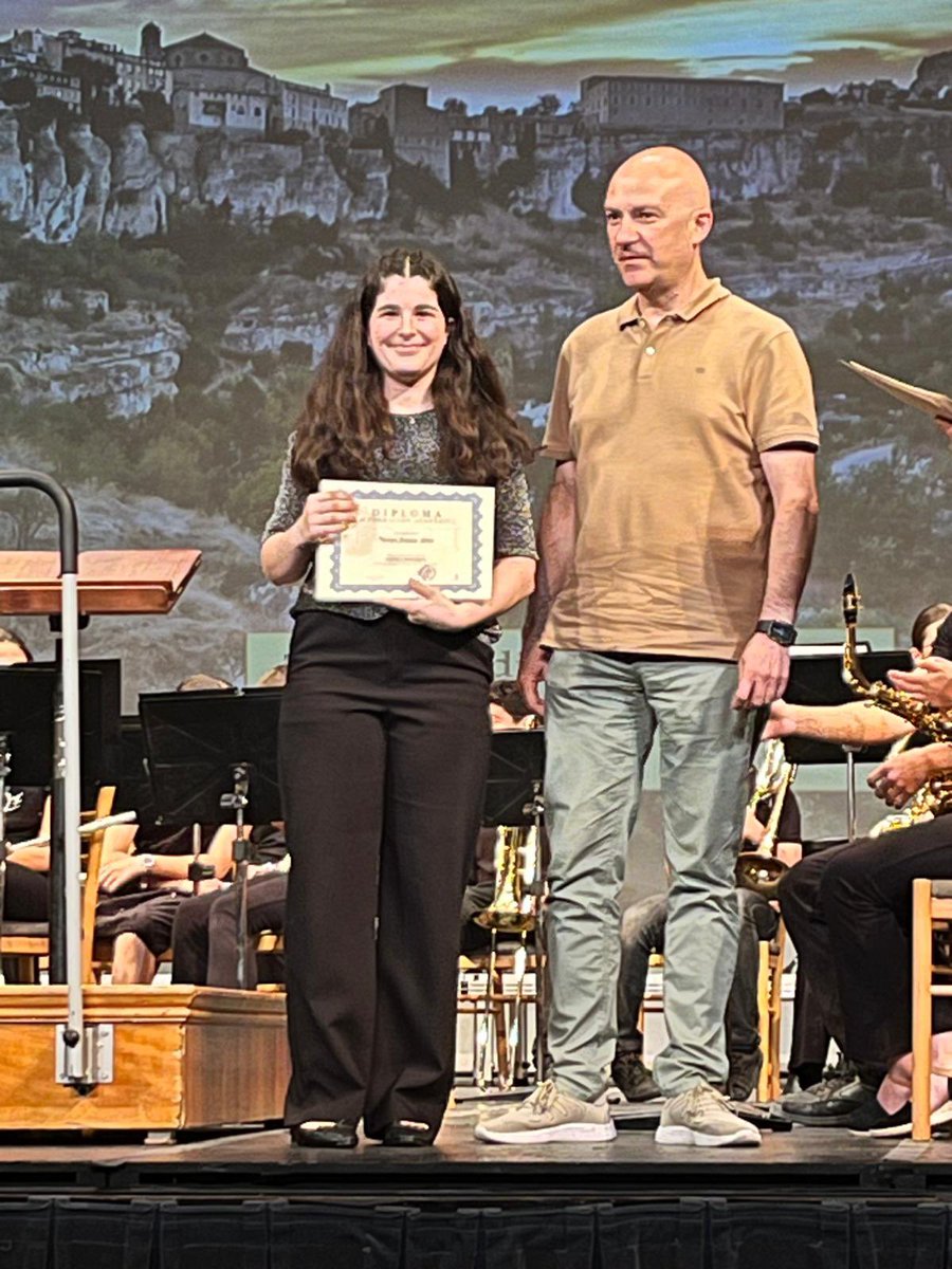 aytocuenca's tweet photo. El concejal de Educación Víctor M. Fernández ha acompañado al alumnado de la Escuela Municipal de Música y Artes escénicas de Cuenca “Ismael Martínez Marín”  en su ‘Concierto Final del Curso’ donde ha hecho entrega de los diplomas a los alumnos que finalizan enseñanzas de ciclo. https://t.co/y8Jeikaup1