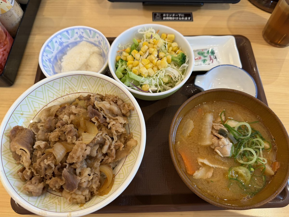 ts1200k's tweet photo. 今日はすき家ー
山かけ牛丼中盛り　豚汁ラーメンサラダセットー！

豚汁ラーメン、美味かったー！
また食べよ笑 https://t.co/jGwwtjychW