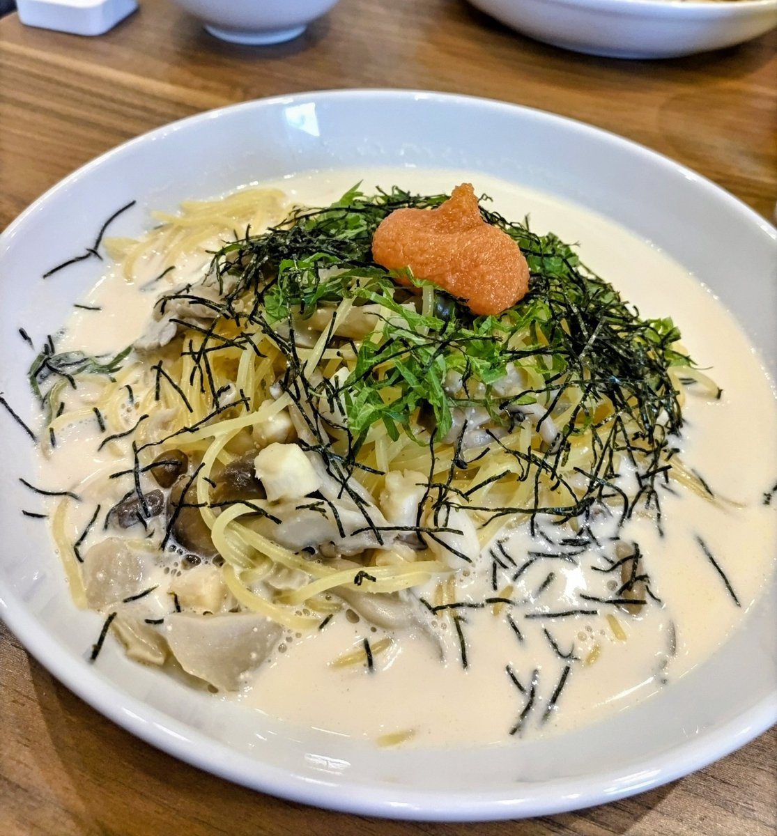 mimi7222's tweet photo. DMCプロに教えてもらってスープパスタの専門店へ🍝
スープパスタって今まで「これだ！」っていうのに出会えてなかったんだけど⋯ココのは最高だった🤤リピ確定！

小柱ときのこの明太クリームスパに隠れスライム発見した🕵️✨️ https://t.co/ilBkatMhCV