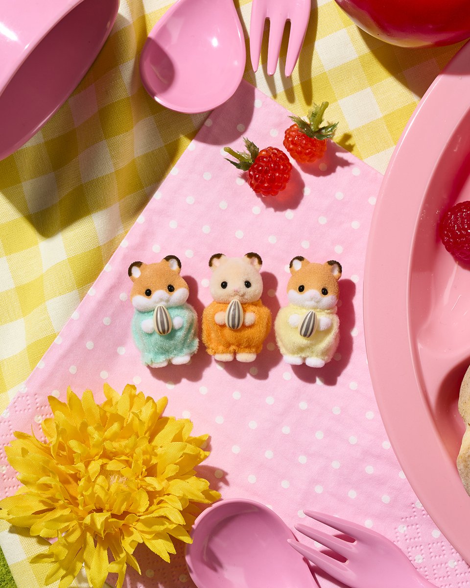 SylvanianJP's tweet photo. 今日は、ハムスターの赤ちゃんたちとピクニック🌻

みんなと一緒だと、ピクニックがもっと楽しくなりそうですね☀️

#シルバニアファミリー #シルバニア
#国際ピクニックデー #InternationalPicnicDay 
#ピクニック #シルバニア赤ちゃん https://t.co/vNs26ebjZG