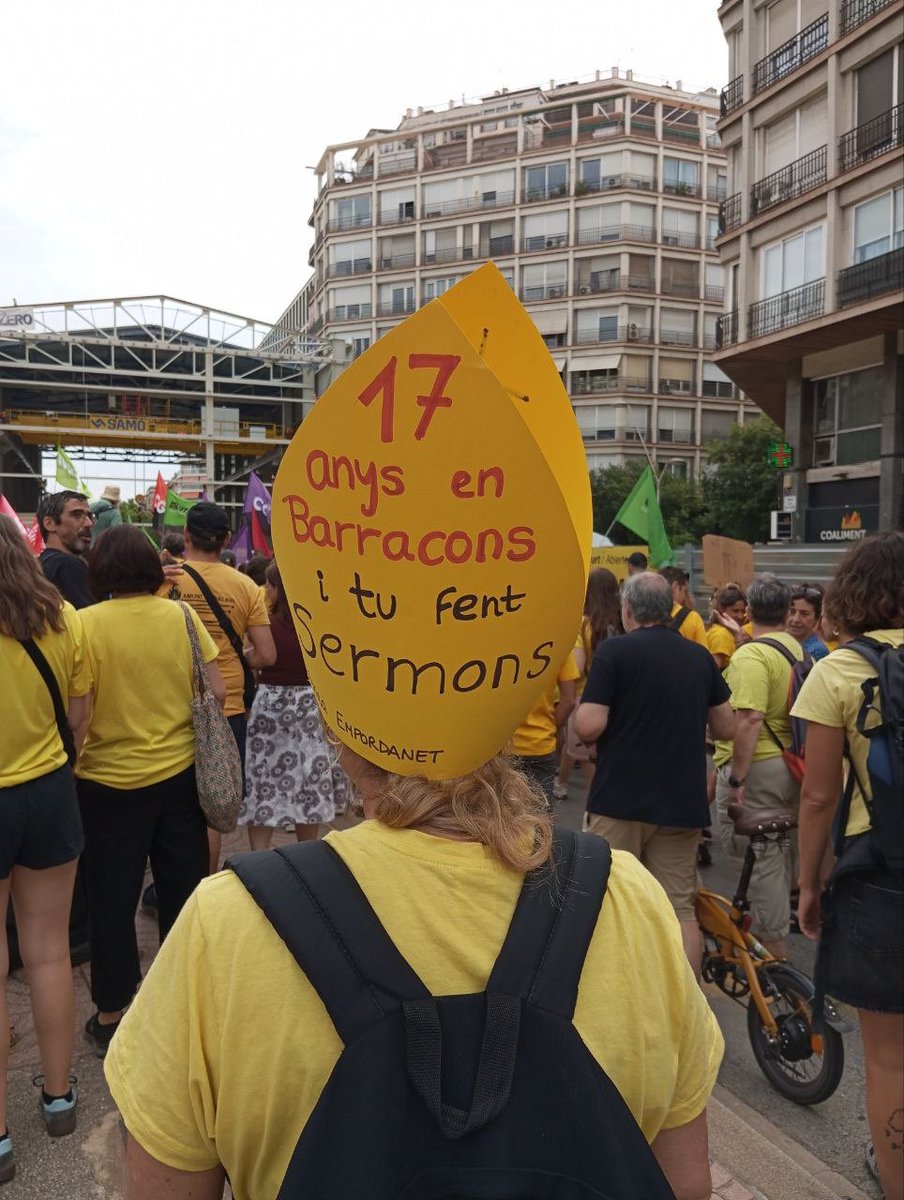 mpozueloc's tweet photo. Una jornada de lucha más, la de ayer, del sector educativo. No van a rendirse hasta que sus condiciones laborales y recursos sean suficientes y dignos. Más dotación para una escuela inclusiva, 100% pública y que destine el 6% al presupuesto de educación. https://t.co/8XKg4rId1S