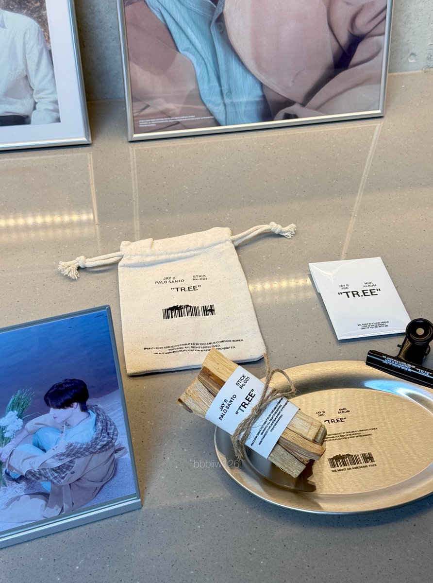 bbbiiw126's tweet photo. https://t.co/ySRj3svHYc ของแจบอม ดีมาก 👏🏻🤎

#JAYB_TREE_Listening_Session 
#JAYB #제이비 #JAYB_TREE @defjaybkr https://t.co/loYXyOyhWF