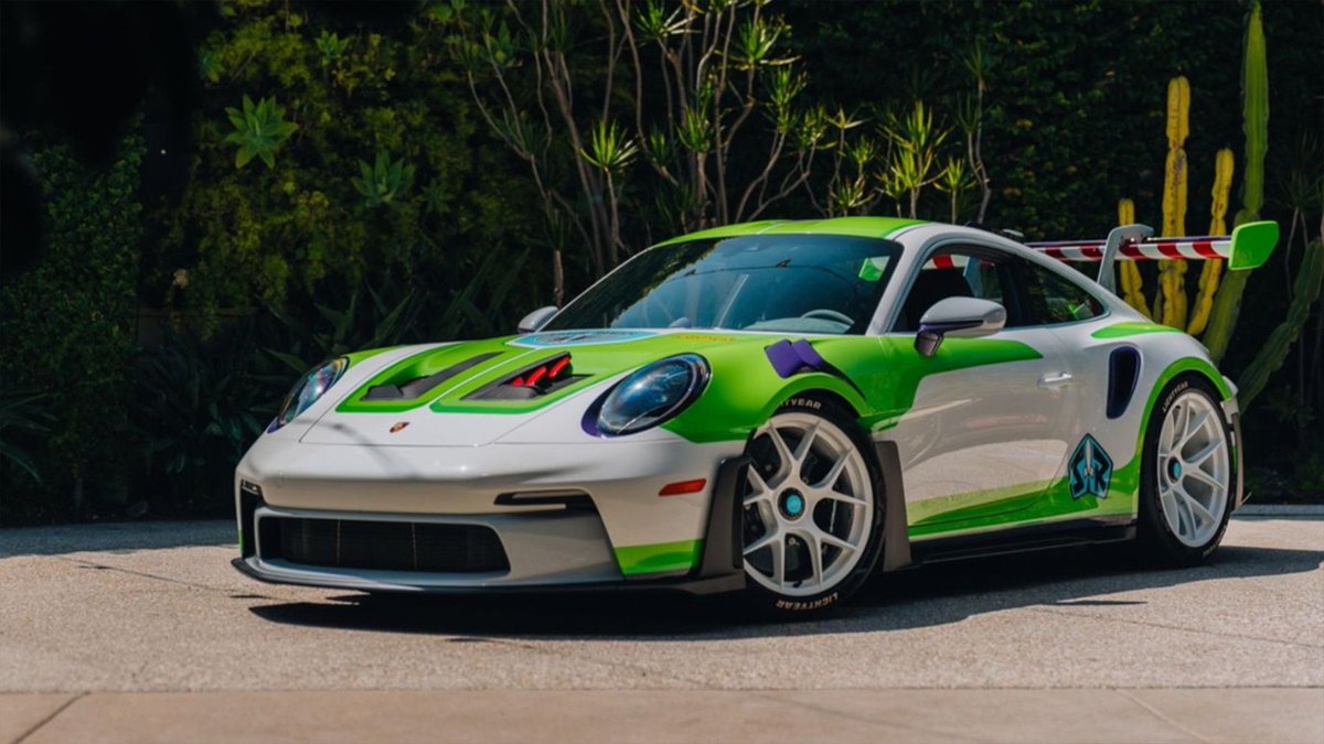 Kulturlesite_'s tweet photo. 🚨 INCROYABLE 

PORSCHE a dévoilé des 911 inspirées de TOY STORY, aux couleurs de WOODY, BUZZ L’ÉCLAIR et JESSIE !!

Elles seront présentées lors d’événements liés à TOY STORY 5 🎬 https://t.co/mr0n6yw25n