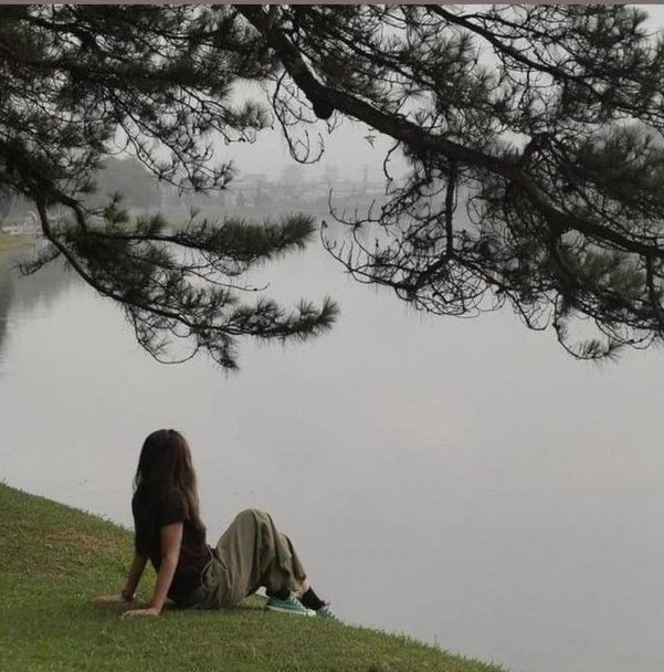 Literariium's tweet photo. Call me an old soul,but i find peace in nature, night, moon, sunsets,brezzes, books poetry,smell of rain, flowers and people who feels like hug. https://t.co/vbKFTTlAnk
