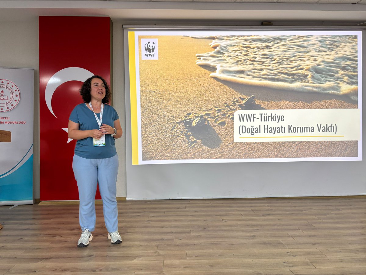 Tunceli_MEM's tweet photo. 📚🌱 Okul Dışı Öğrenme ve Ekoloji AR-GE Gündeminde! 

10. Grup AR-GE Buluşması'nın ikinci gününde, eğitimde sürdürülebilirlik, çevre farkındalığı ve okul dışı öğrenme ortamlarına yönelik etkinlikler gerçekleştirildi. 

Program kapsamında, TEMA Vakfı tarafından "İklim TEMA Portalı Tanıtımı" yapılarak iklim değişikliği, çevre eğitimi ve sürdürülebilir yaşam konularında yürütülen çalışmalar katılımcılarla paylaşıldı. 

Ardından Doğal Hayatı Koruma Vakfı (WWF) tarafından gerçekleştirilen "Okul Dışı Öğrenme Ortamları ve Ekoloji Atölyesi"nde, öğrenme süreçlerinin sınıf ortamının ötesine taşınmasına yönelik uygulamalar ele alındı. Katılımcılar; doğa temelli öğrenme, çevre okuryazarlığı ve ekolojik farkındalık konularında bilgi ve deneyim paylaşımında bulundu.

@tcmeb @Yusuf__Tekin @sefikaygol @meb_sgb @ercanturk28 @BahameddinK