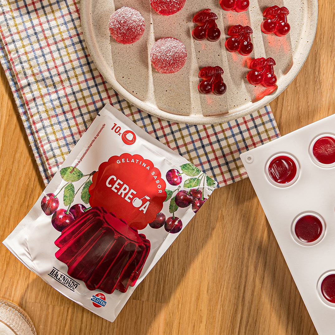 Mercadona's tweet photo. ¿Buscas ideas frescas para este verano?

Con nuestros preparados de gelatina sabor maracuyá, fresa y cereza puedes preparar recetas sencillas o postres más elaborados para sorprender a los tuyos.

Descubre nuestras 4 recetas en la web.