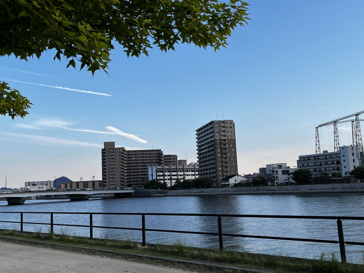 abynosuke's tweet photo. 夕暮れの広島の川を見つめながら聴く 

#THE-RIVER 
  
矢野さんの今月のみんなのうた。
  
https://t.co/zckZf3zwn3 https://t.co/OVMx79O6bK