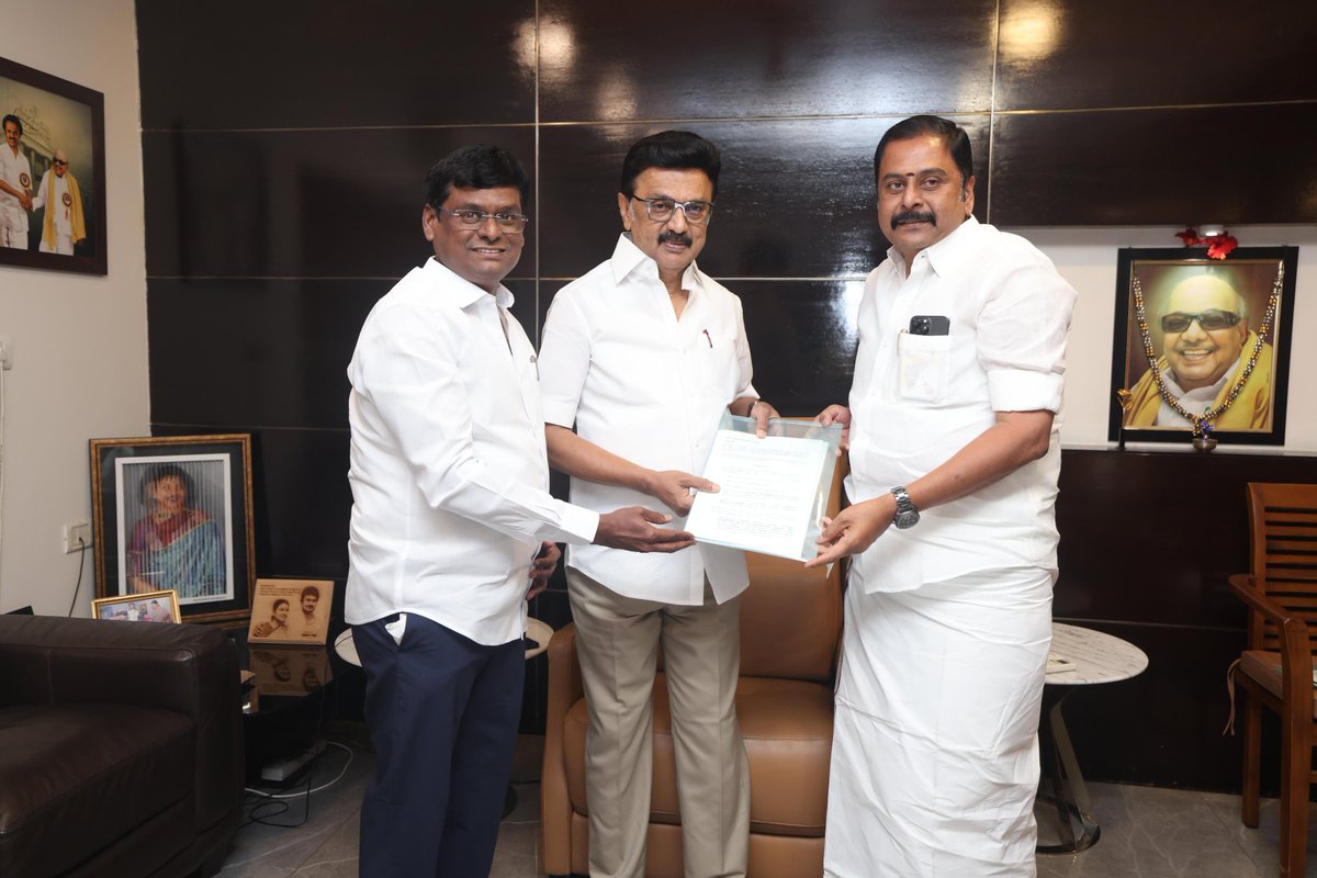 keprakashdmk's tweet photo. தேர்தல் 2026 தொடர்பாக அமைக்கப்பட்ட திமுக கள ஆய்வுக்குழுவின் பணிக்கிணங்க, தொகுதிவாரியாக கழக நிர்வாகிகள், உடன்பிறப்புகள் மற்றும் பொதுமக்களை நேரில் சந்தித்து, அவர்களின் கருத்துகள், ஆலோசனைகள் மற்றும் கள நிலவரங்களை விரிவாக கேட்டறிந்தோம்.

அவ்வாறு பெறப்பட்ட கருத்துகள் மற்றும் பரிந்துரைகளை ஒருங்கிணைத்து தயாரிக்கப்பட்ட அறிக்கையை, மாண்புமிகு கழகத் தலைவர் திரு. மு.க. ஸ்டாலின் அவர்களை நேரில் சந்தித்து, நான் மற்றும் பொறியாளர் அணி செயலாளர் திரு. கருணாநிதி ஆகியோர் வழங்கினோம்.

மக்களின் மனநிலையையும், கள யதார்த்தங்களையும் பிரதிபலிக்கும் இந்த அறிக்கை, வரவிருக்கும் தேர்தலில் கழகத்தின் வெற்றிப் பயணத்திற்கு உறுதியான அடித்தளமாக அமையும்.

களத்தில் இருந்து கிடைக்கும் ஒவ்வொரு கருத்தும், கழகத்தின் வளர்ச்சிக்கும், மக்கள் நலச் செயல்பாடுகளுக்கும், தேர்தல் வெற்றிக்கும் வழிகாட்டும் சக்தியாக இருக்கும். மக்கள் நம்பிக்கையே கழகத்தின் மிகப்பெரிய வலிமை. அந்த நம்பிக்கையை மேலும் வலுப்படுத்தி, மக்களின் பேராதரவுடன் வெற்றியை நோக்கி கழகம் உறுதியுடன் முன்னேறும்.

மக்கள் தீர்ப்பே மகேசன் தீர்ப்பு; மீண்டும் வருவோம், வென்று வருவோம்!

@mkstalin 

#KEPrakash #DMK #Erode #ErodeMP