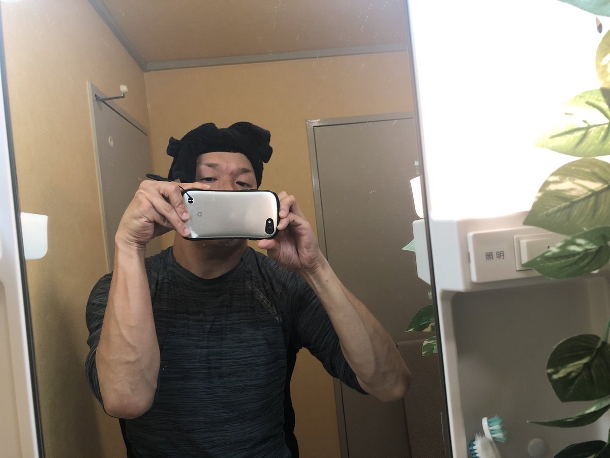 xodharmann's tweet photo. 俺はスキンヘッドが故に
仕事んときは
常にタオルを巻いている。
汗対策と怪我防止の為だ。
世間一般的に
前括りは珍しいらしいね。
でも括り目って前の方が
汗も吸い取りやすい上に
垂れにくいし合理的やん。
それに後ろより前の方が
なんとなく格好良いし🥳
今日は朝から暑かった🫠 https://t.co/ojp64xgM4P