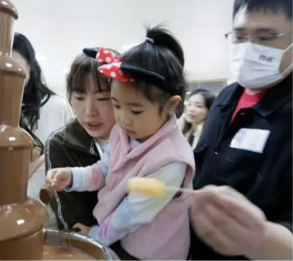 Fudan_SoM's tweet photo. Mixed business learning, craft DIY &amp; sweet moments. A wonderful journey combining knowledge+warmth❤️

#FudanSoMCommunity #CorporateVisit #BusinessLearning #FoodIndustry #BrandDevelopment https://t.co/162vqSQmd2