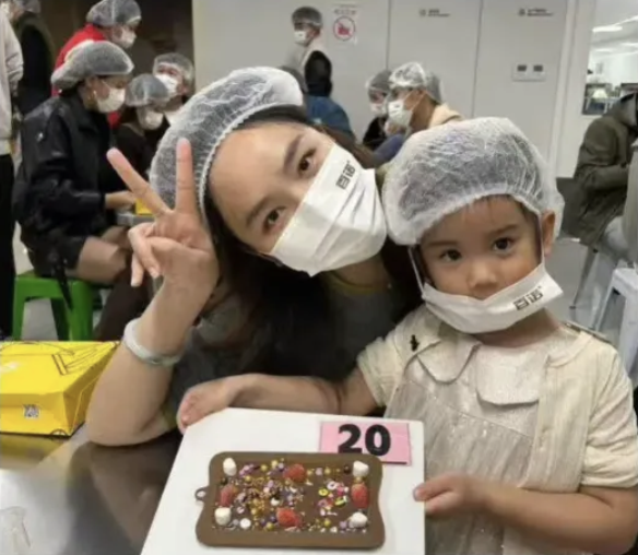 Fudan_SoM's tweet photo. Mixed business learning, craft DIY &amp; sweet moments. A wonderful journey combining knowledge+warmth❤️

#FudanSoMCommunity #CorporateVisit #BusinessLearning #FoodIndustry #BrandDevelopment https://t.co/162vqSQmd2