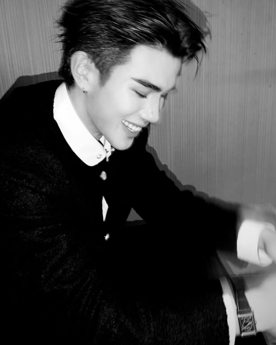 MensFolioTH's tweet photo. #OOTD | ส่องดีเทลลุคพรมแดงสไตล์ Modern Dandy ของโฟร์ท ณัฐวรรธน์ (@tawattannn) ในรอบปฐมทัศน์ ‘กฤษดาพาราไดซ์’

โฟร์ทปรากฏตัวในลุคที่ยกระดับโทนสี All-Black ให้มีมิติด้วยแจ็กเก็ตไร้ปก เลเยอร์ทับเสื้อเชิ้ต แมตช์กับกางเกงเวิร์กแวร์จาก Louis Vuitton

#MensFolioThailand
#FourthNattawat https://t.co/lCdYpTOq03