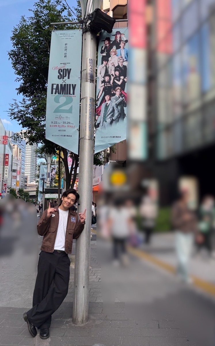 kentokinouchi's tweet photo. 「Under The Mushroom Shade」
本日公演も無事終わりました！
そして、今日の公演がちょうど中日でした！🙇🏻‍♂️
残りの公演も丁寧に紡いでいきます！🍄

今日、公演後にSPY×FAMILY2のサンシャイン通りのフラッグ広告を見てきました！🥜

ちょっと恥ずかしかったけど写真も✌️

いや…すげー。

明日も✊🏻 https://t.co/pq8gxVX6PN
