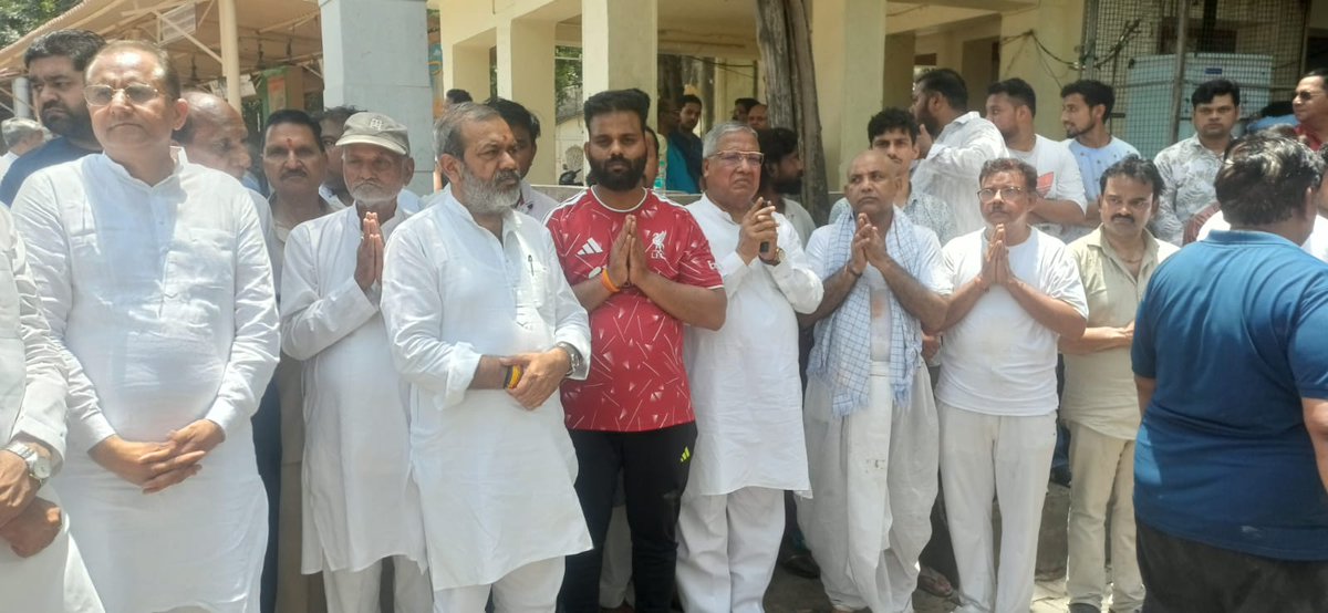 sunilbharala's tweet photo. भारतीय जनता पार्टी, मेरठ महानगर के जिलाध्यक्ष श्री विवेक रस्तोगी  जी की पूजनीय माताजी के दुःखद देहावसान पर उनकी अंतिम यात्रा में शामिल होकर श्रद्धांजलि अर्पित की।
ईश्वर से प्रार्थना है कि दिवंगत आत्मा को शांति प्रदान करें व शोकाकुल परिवार को इस अपार दुःख को सहन करने की शक्ति दें। https://t.co/5RGZFdViS1