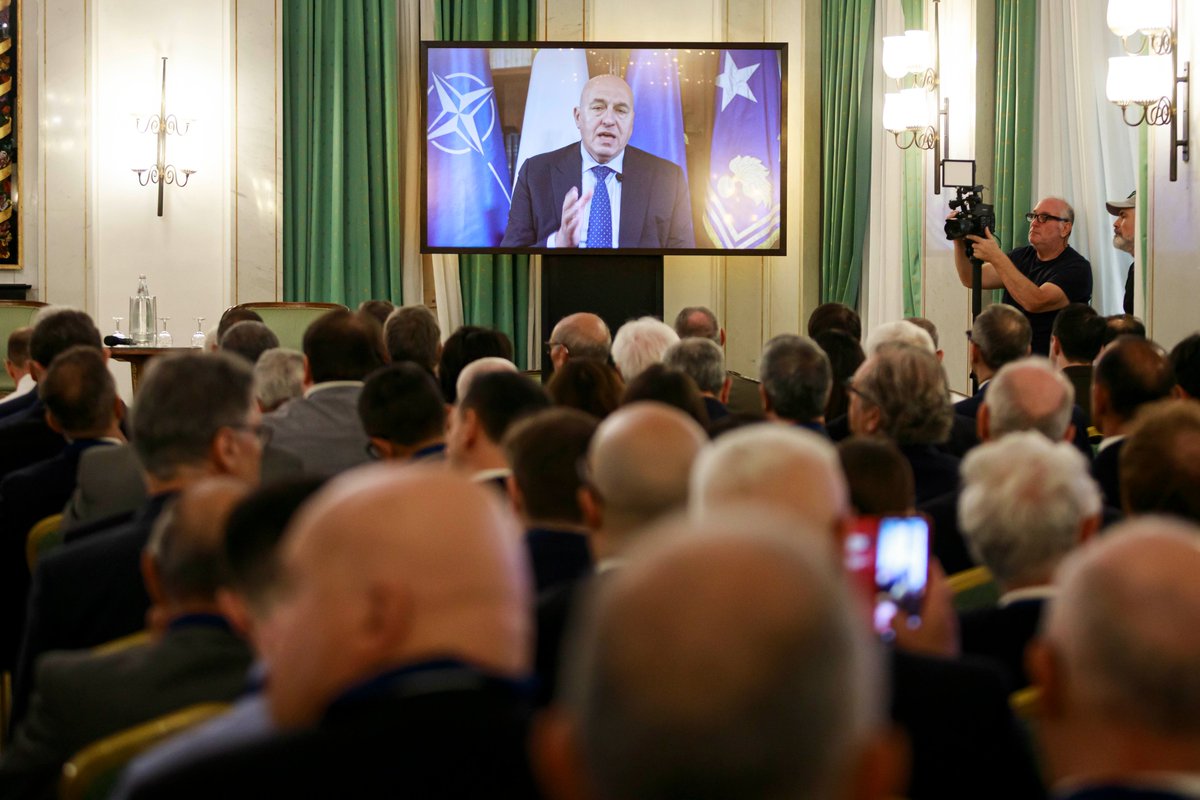 MachiavelliIT's tweet photo. 🏆 Grande successo per la V edizione del Forum Machiavelli Difesa!

Lunedì a Roma abbiamo vissuto una giornata di altissimo profilo: due sale gremite per oltre otto ore di dibattito intenso e di qualità, con il meglio del mondo istituzionale, militare e industriale della Difesa italiana ed europea.

L’evento ha ricevuto ampia attenzione mediatica: servizi su Tg2 e Rai News, ampio risalto su Il Tempo e su numerosi altri quotidiani e siti informativi nazionali.

Qualità e quantità non sono più un’alternativa, ma una necessità strategica. Il confronto è stato concreto, profondo e orientato alle scelte che l’Italia dovrà compiere nei prossimi anni.

Un ringraziamento speciale a tutti i relatori, ai partner, e ai partecipanti che hanno reso possibile questo appuntamento ormai di riferimento per la comunità della Difesa nazionale.

L’Italia ha bisogno di una Difesa forte, tecnologica e consapevole. Il Forum Machiavelli Difesa continua a costruire quel ponte indispensabile tra pensiero strategico, politica e industria.

Prossimamente online i video e i materiali completi.